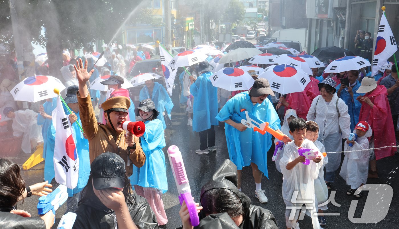 제79주년 광복절인 15일 광주광역시 광산구 월곡동 고려인마을에서 고려인동포와 시민, 학생 등 500여명이 물총을 쏘며 우리 민족의 독립 전쟁사에 빛나는 승리를 거둔 봉오동 전투 재현 행진을 하고 있다. 2024.8.15/뉴스1 ⓒ News1 김태성 기자