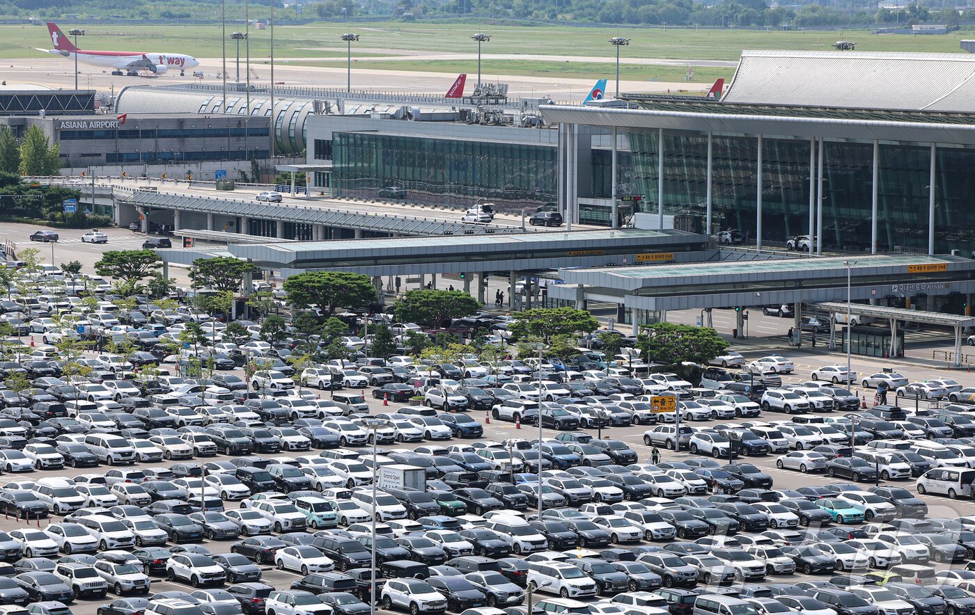 본문 이미지 - 광복절인 15일 서울 강서구 김포공항 국내선청사 주차장이 차량들로 가득 차 있다. 2024.8.15/뉴스1 ⓒ News1  