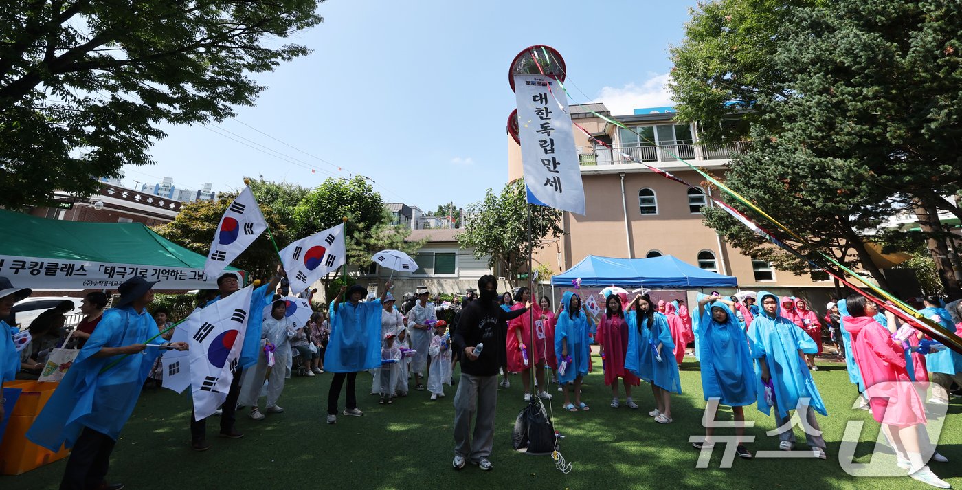 제79주년 광복절을 맞아 15일 광주광역시 광산구 월곡동 고려인마을에서 고려인동포와 시민, 학생 등 500여명이 참여한 가운데 열린 우리 민족의 독립 전쟁사에 빛나는 승리를 거둔 봉오동 전투 재현 행진에서 참석자들이 태극기를 흔들며 터뜨린 박에서 대한독립만세 현수막이 펼쳐지고 있다. 2024.8.15/뉴스1 ⓒ News1 김태성 기자