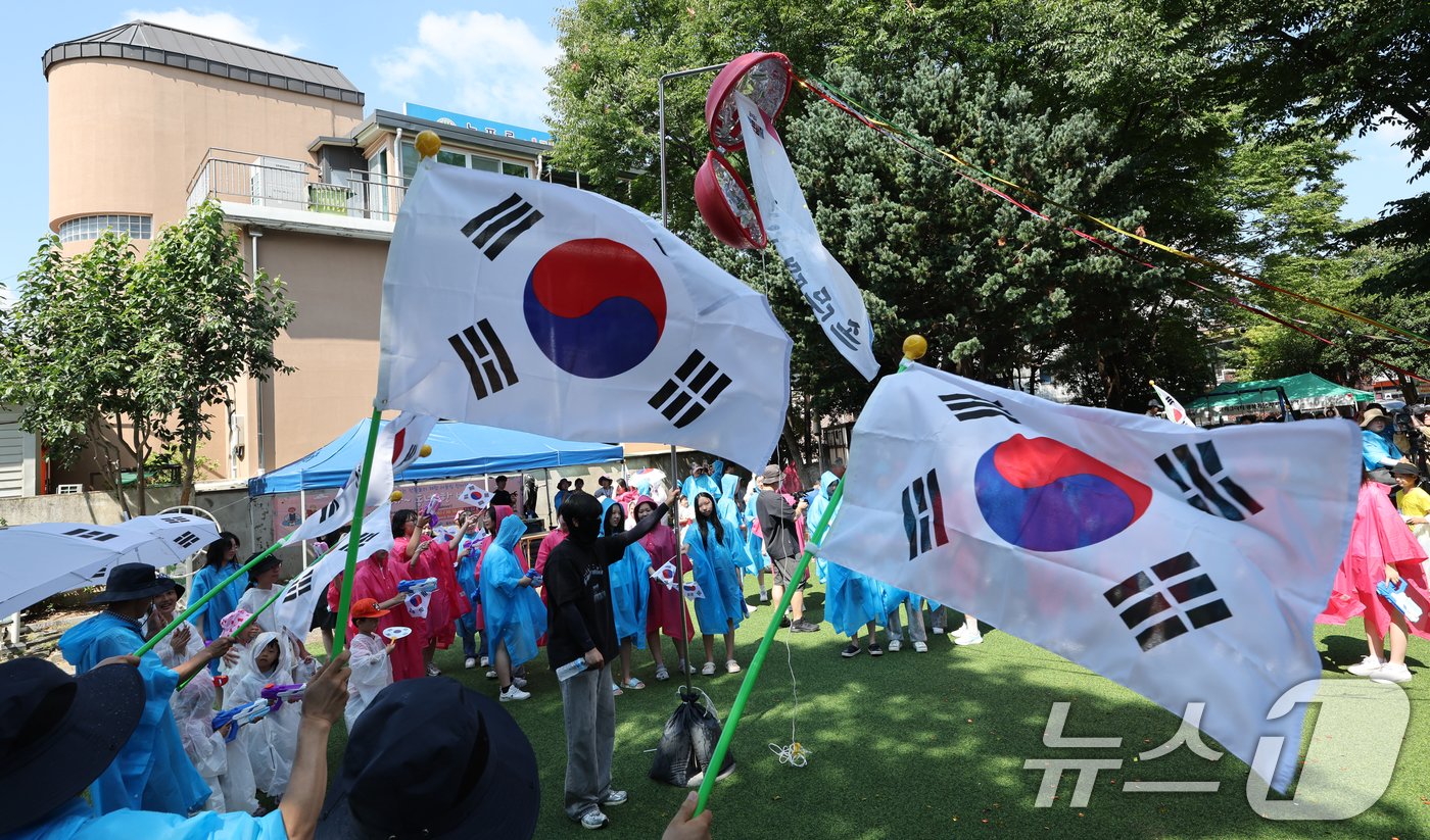 제79주년 광복절을 맞아 15일 광주광역시 광산구 월곡동 고려인마을에서 고려인동포와 시민, 학생 등 500여명이 참여한 가운데 열린 우리 민족의 독립 전쟁사에 빛나는 승리를 거둔 봉오동 전투 재현 행진에서 참석자들이 태극기를 흔들며 대한독립만세를 외치고 있다. 2024.8.15/뉴스1 ⓒ News1 김태성 기자