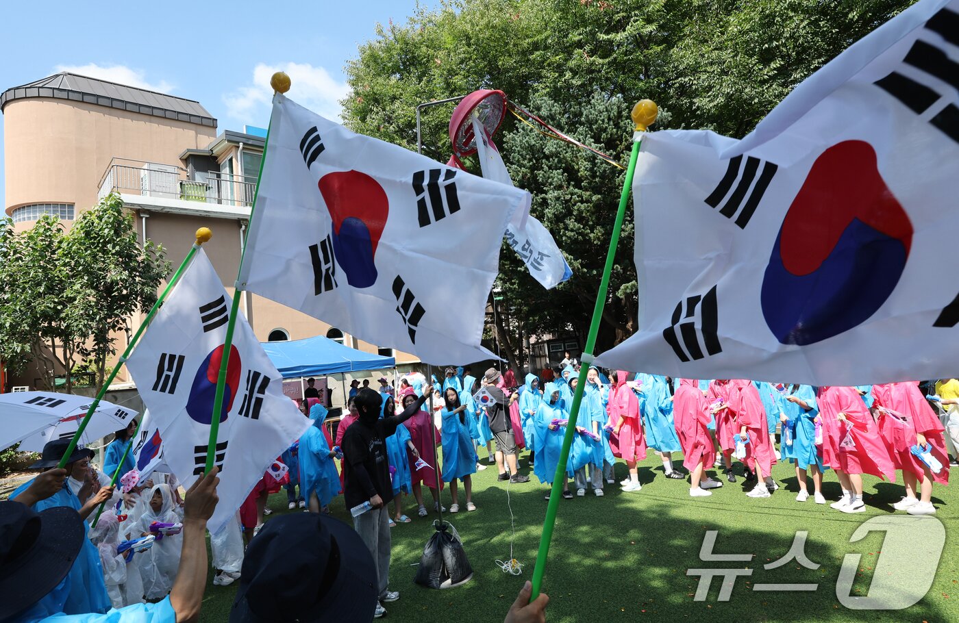 본문 이미지 - 제79주년 광복절을 맞아 15일 광주광역시 광산구 월곡동 고려인마을에서 고려인동포와 시민, 학생 등 500여명이 참여한 가운데 열린 우리 민족의 독립 전쟁사에 빛나는 승리를 거둔 봉오동 전투 재현 행진에서 참석자들이 태극기를 흔들며 대한독립만세를 외치고 있다. 2024.8.15/뉴스1 ⓒ News1 김태성 기자