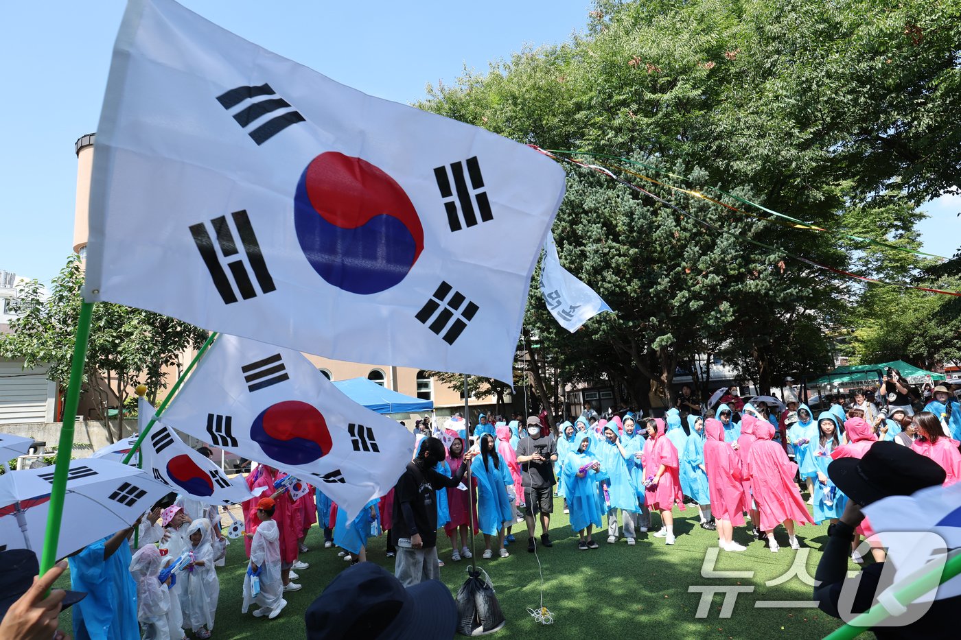 제79주년 광복절을 맞아 15일 광주광역시 광산구 월곡동 고려인마을에서 고려인동포와 시민, 학생 등 500여명이 참여한 가운데 열린 우리 민족의 독립 전쟁사에 빛나는 승리를 거둔 봉오동 전투 재현 행진에서 참석자들이 태극기를 흔들며 대한독립만세를 외치고 있다. 2024.8.15/뉴스1 ⓒ News1 김태성 기자