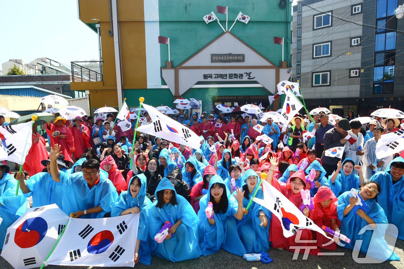 제79주년 광복절인 15일 광주광역시 광산구 월곡동 고려인마을에서 고려인동포와 시민, 학생 등 500여명이 민족의 독립 전쟁사에 빛나는 승리를 거둔 봉오동 전투 재현 행사에서 대한독립만세를 외치며 포즈를 취하고 있다. 2024.8.15/뉴스1 ⓒ News1 박지현 기자