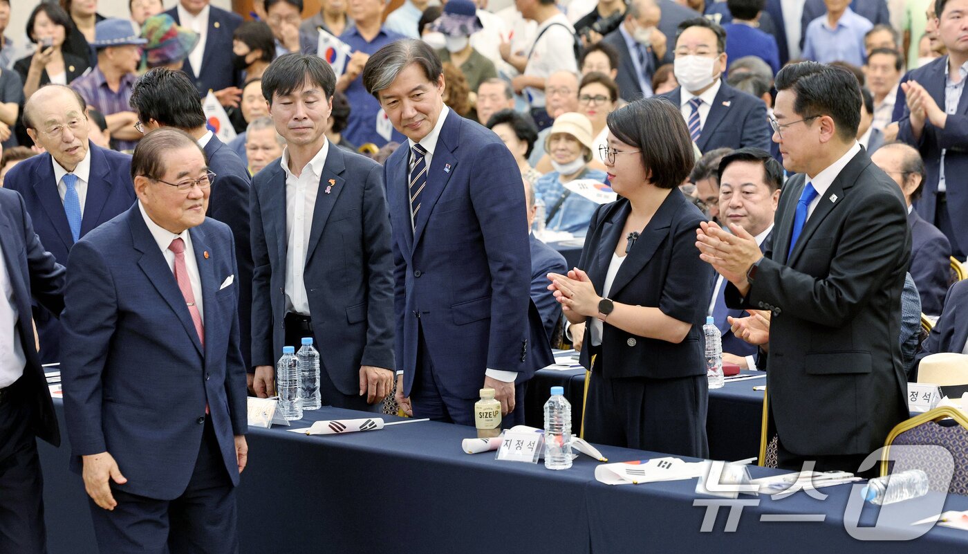 제79주년 광복절인 15일 오전 서울 용산구 백범김구기념관에서 광복회가 주최한 8.15 광복절 기념식에서 이종찬 광복회장이 박찬대 더불어민주당 원내대표, 조국 조국혁신당 대표 등 국회의원들과 인사를 나누고 있다. 김형석 신임 독립기념관장의 역사관을 둘러싼 갈등이 봉합되지 않으면서 광복회를 비롯한 독립운동단체연합은 이날 자체 광복절 기념식을 열었다. 2024.8.15/뉴스1 ⓒ News1 장수영 기자