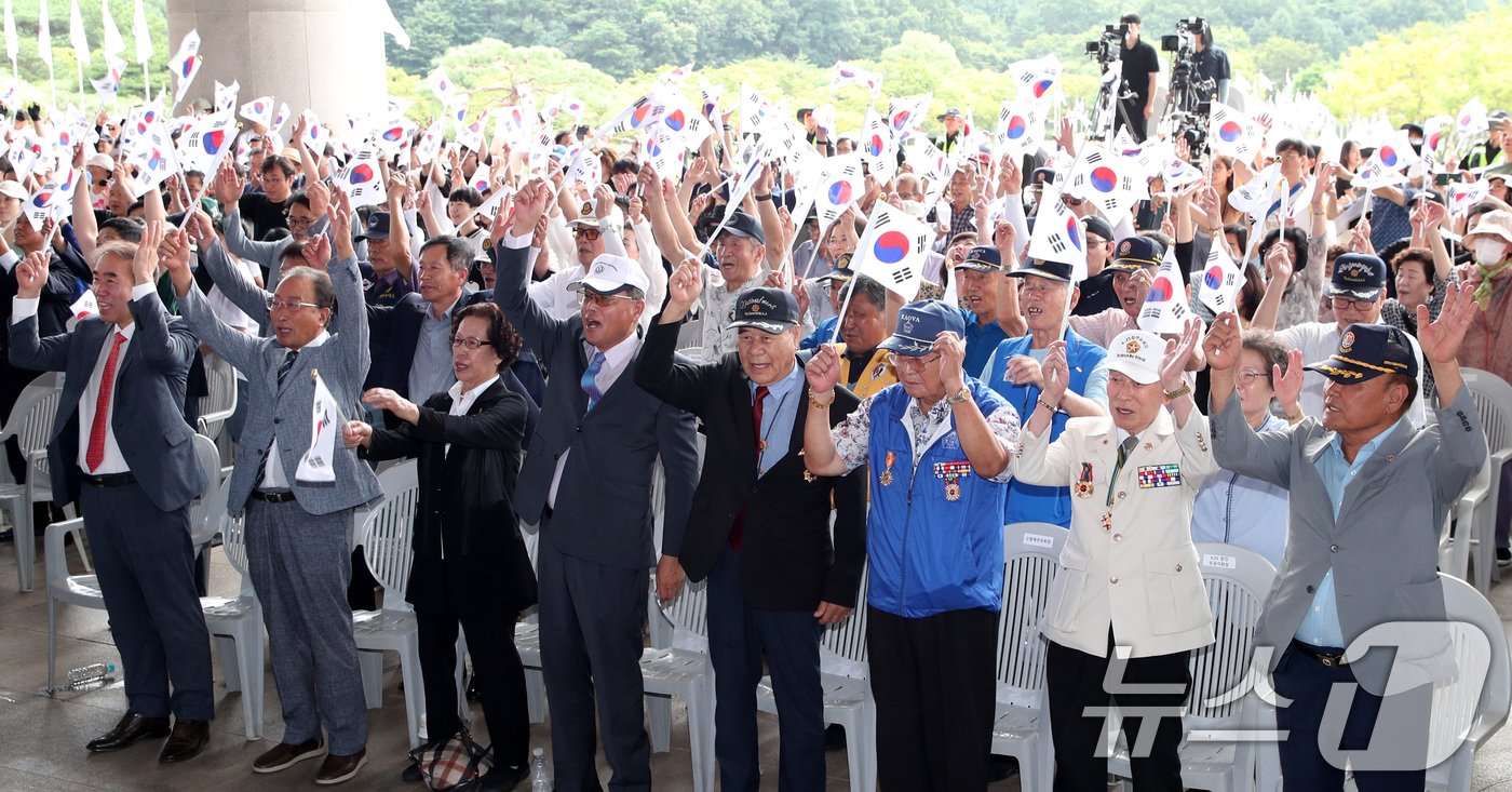 본문 이미지 - 15일 충남 천안 독립기념관에서 열린 제79주년 광복절 경축식에서 참석자들이 만세삼창을 하고 있다. 2024.8.15/뉴스1 ⓒ News1 김기태 기자