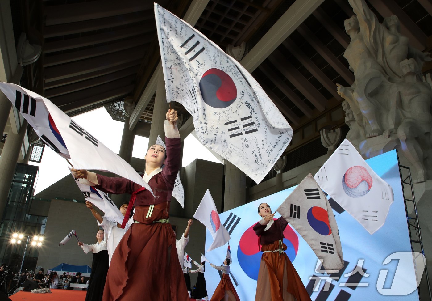 15일 충남 천안 독립기념관에서 열린 제79주년 광복절 경축식에서 축하공연이 펼쳐지고 있다. 2024.8.15/뉴스1 ⓒ News1 김기태 기자