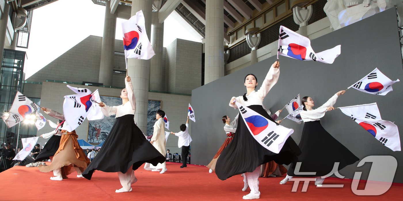 15일 충남 천안 독립기념관에서 열린 제79주년 광복절 경축식에서 축하공연이 펼쳐지고 있다. 2024.8.15/뉴스1 ⓒ News1 김기태 기자