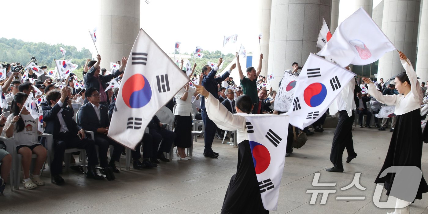 15일 충남 천안 독립기념관에서 열린 제79주년 광복절 경축식에서 축하공연이 펼쳐지고 있다. 2024.8.15/뉴스1 ⓒ News1 김기태 기자