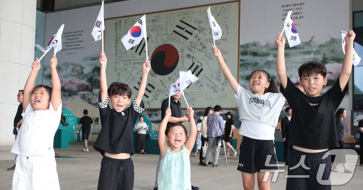 제79주년 광복절을 맞아 15일 충남 천안 독립기념관을 찾은 어린이들이 대한독립만세를 외치고 있다. 2024.8.15/뉴스1 ⓒ News1 김기태 기자