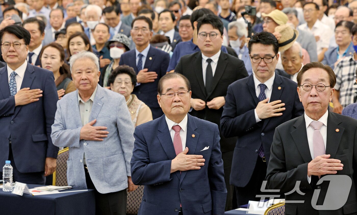 본문 이미지 - 제79주년 광복절인 15일 오전 서울 용산구 백범김구기념관에서 광복회가 주최한 8.15 광복절 기념식에서 이종찬 광복회장 등 참석자들이 국민의례를 하고 있다. 2024.8.15/뉴스1 ⓒ News1 장수영 기자