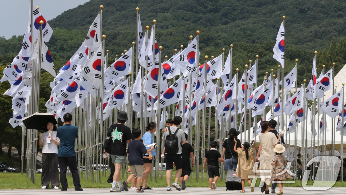 본문 이미지 - 제79주년 광복절을 맞아 15일 충남 천안 독립기념관을 찾은 시민들이 광복의 의미를 되새기며 태극기광장을 거닐고 있다. 2024.8.15/뉴스1 ⓒ News1 김기태 기자