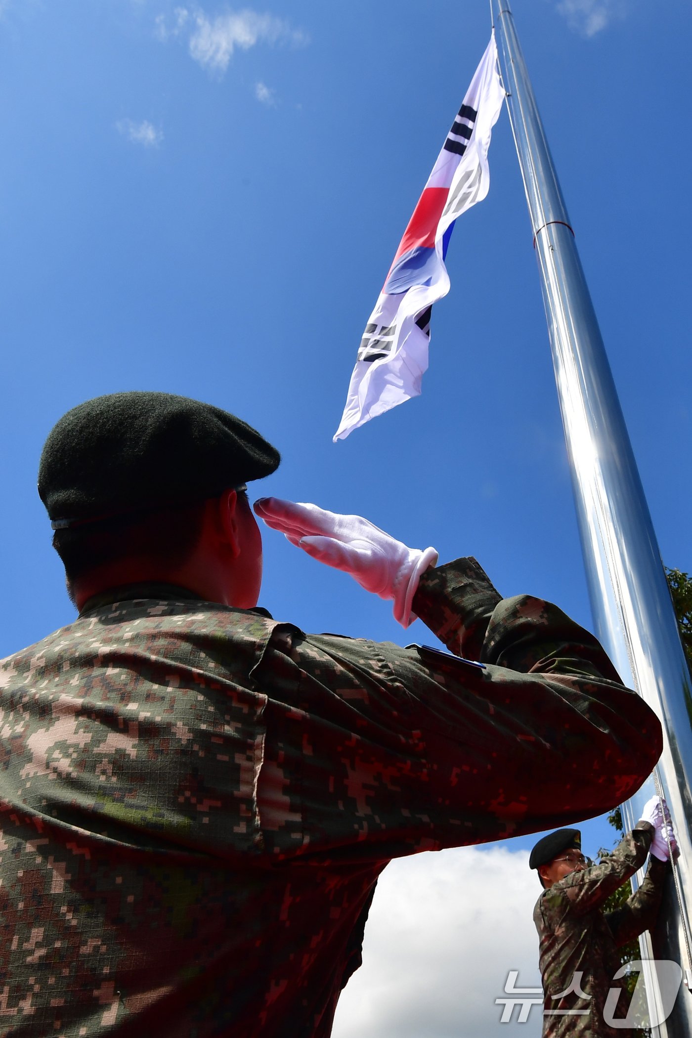 제79주년 광복절인 15일 경북 경주시 황성공원에서 열린 대형 태극기 게양식에서 육군 50사단 장병이 게양되는 태극기에 경례하고 있다. 이날 경주시는 가로 7.5m, 세로 5m 크기의 태극기를 높이 30m 게양대에 게양했다. 2024.8.15/뉴스1 ⓒ News1 최창호 기자