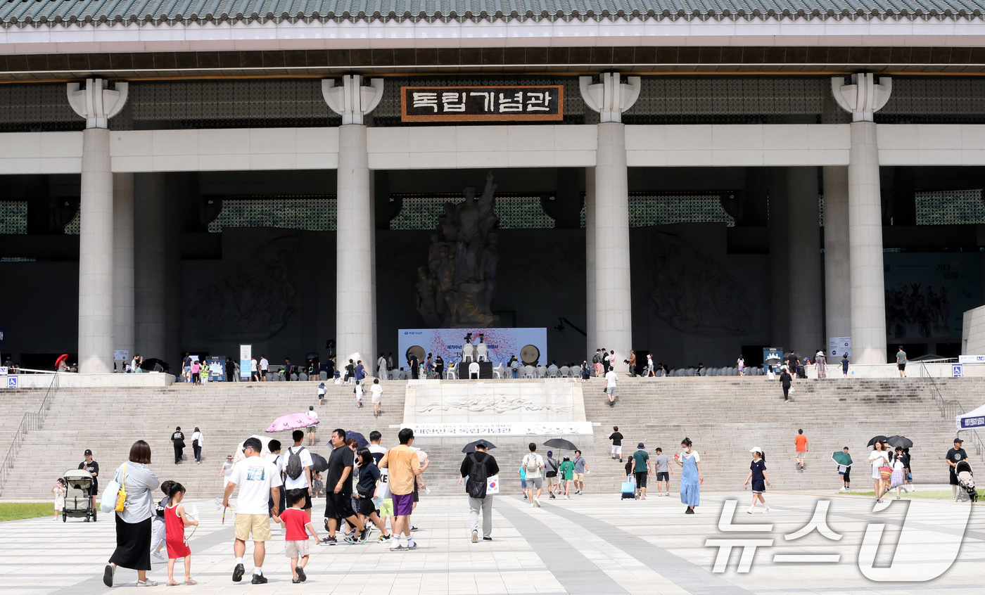 (천안=뉴스1) 김기태 기자 = 제79주년 광복절을 맞아 15일 충남 천안 독립기념관을 찾은 시민들이 독립의 의미를 되새기고 있다. 2024.8.15/뉴스1