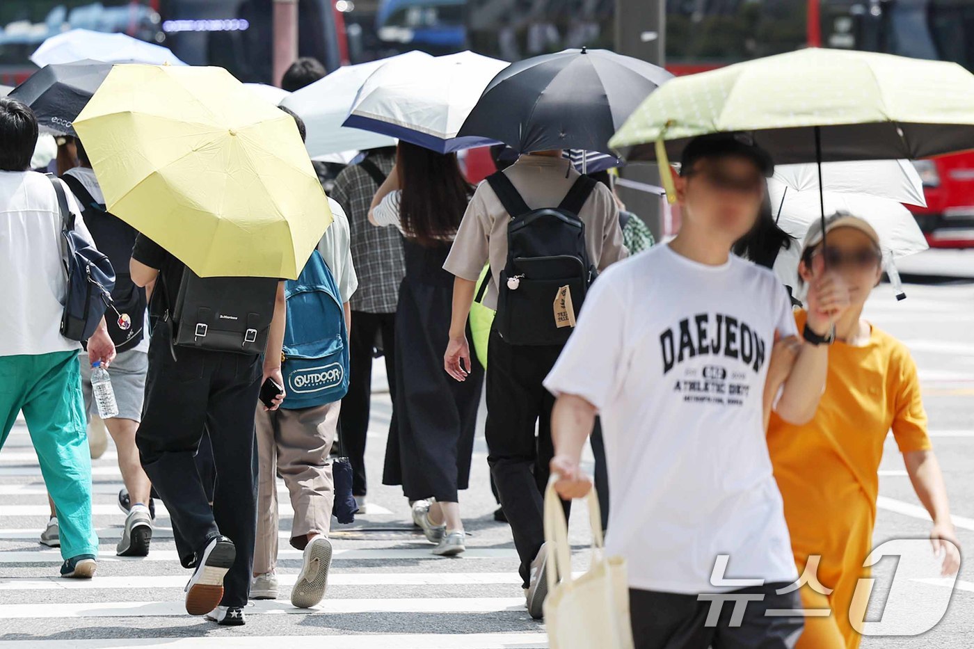 (서울=뉴스1) 민경석 기자 = 서울 지역 낮 최고 기온이 34도까지 올라 찜통더위가 찾아온 15일 서울 종로구 일대에서 시민들이 양산을 펼쳐 들고 따가운 햇빛을 막고 있다. 20 …