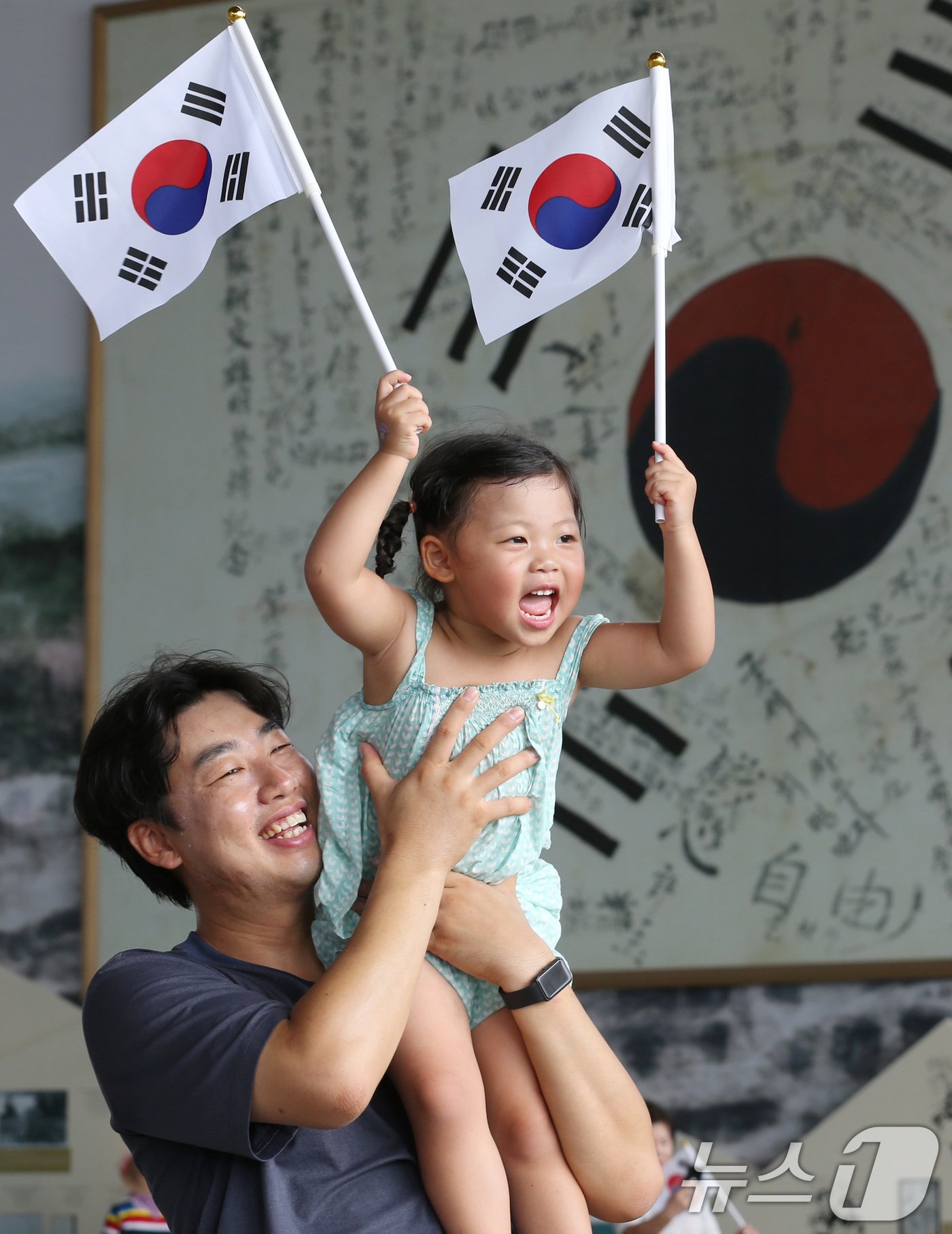 제79주년 광복절을 맞아 15일 충남 천안 독립기념관을 찾은 한 어린이가 양손에 태극기를 들고 대한독립만세를 외치고 있다. 2024.8.15/뉴스1 ⓒ News1 김기태 기자