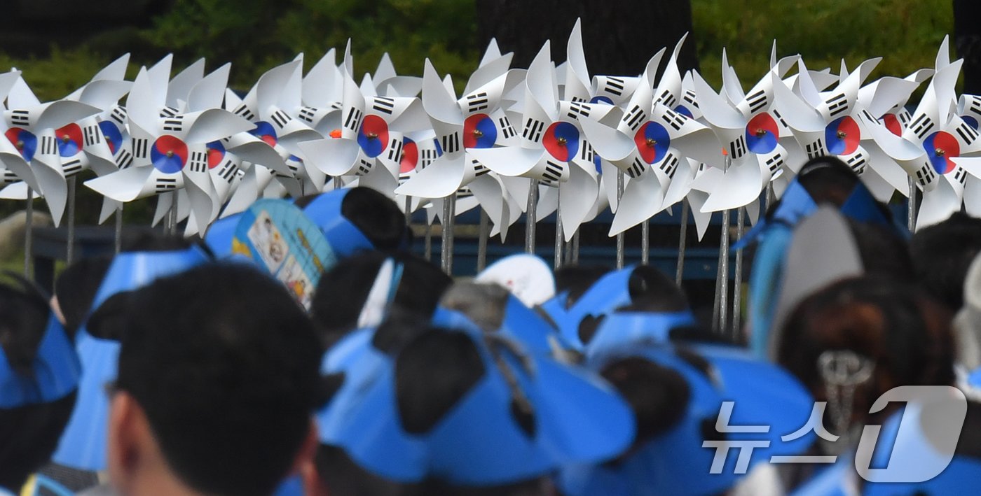 제79주년 광복절인 15일 경북 경주시 황성공원에 태극기 바람개비가 설치돼 있다. 이날 경주시는 가로 7.5m, 세로 5m 크기의 태극기를 높이 30m 게양대에 게양했다. 2024.8.15/뉴스1 ⓒ News1 최창호 기자