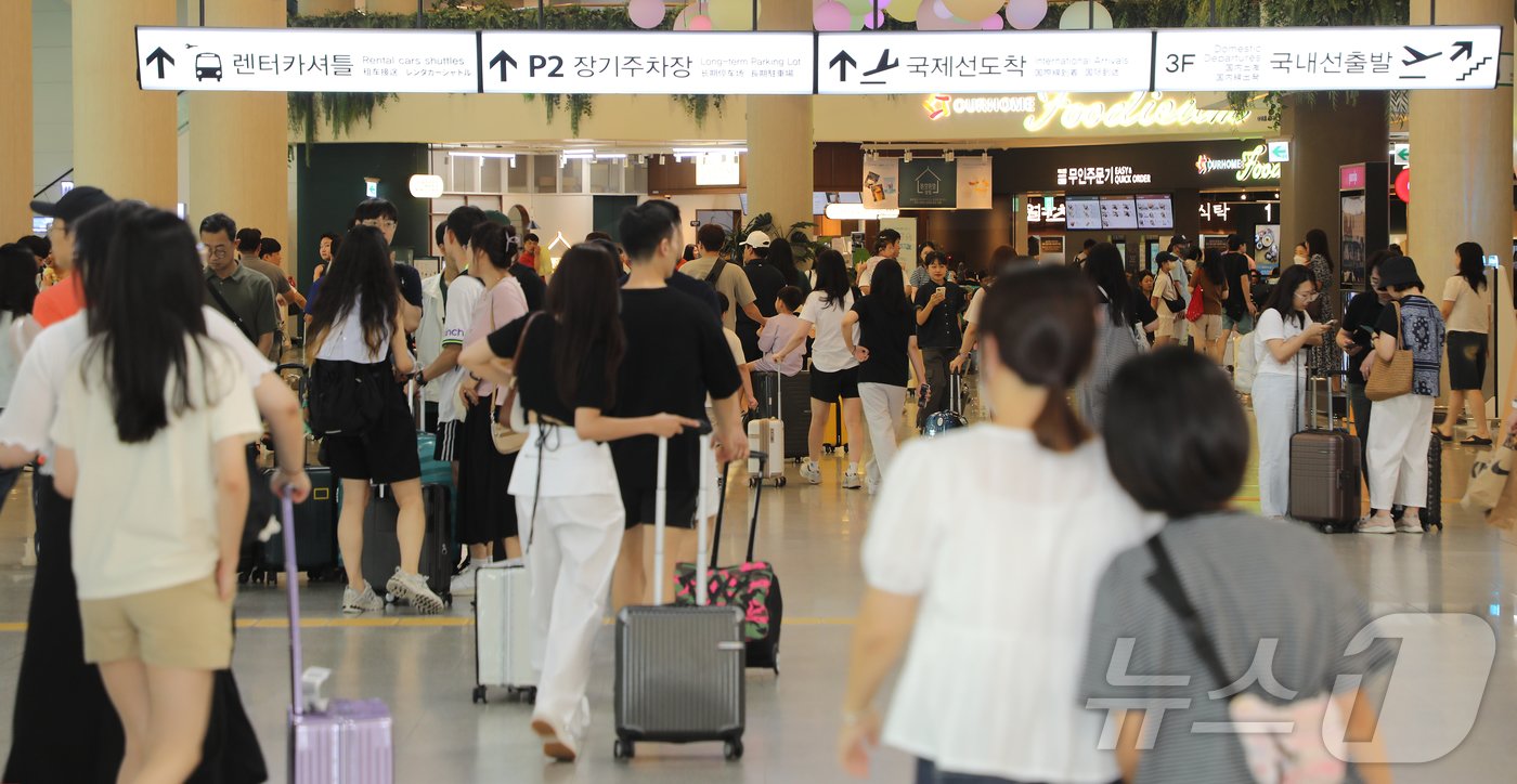 본문 이미지 - 광복절 징검다리 연휴를 맞은 15일 오후 제주국제공항 국내선 도착 대합실이 관광객들로 북적이고 있다. 2024.8.15/뉴스1 ⓒ News1 오미란 기자