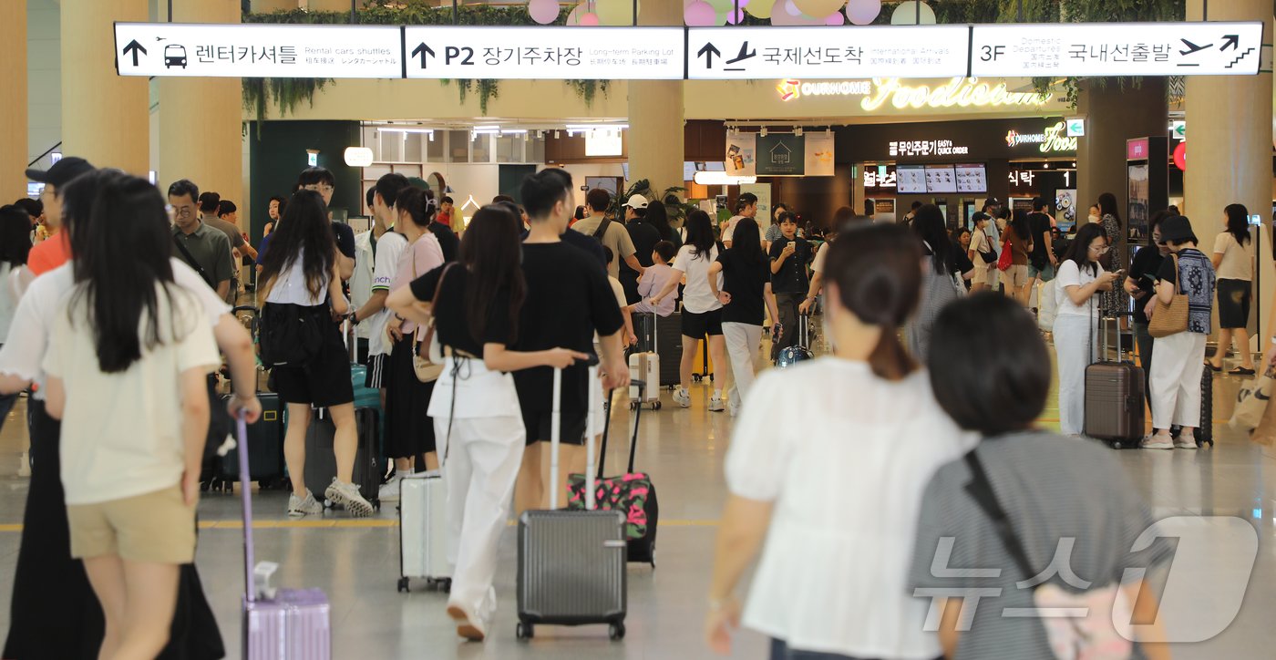 광복절 징검다리 연휴를 맞은 15일 오후 제주국제공항 국내선 도착 대합실이 관광객들로 북적이고 있다. 2024.8.15/뉴스1 ⓒ News1 오미란 기자