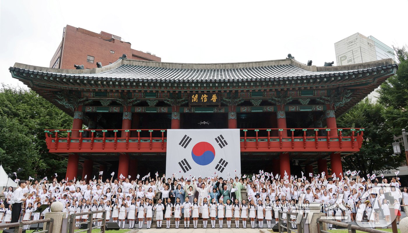 본문 이미지 - 오세훈 서울시장과 독립운동가 고(故) 허석 의사의 5대손이자 파리올림픽 유도 은메달리스트 허미미를 비롯한 독립운동가 후손들이 15일 오전 서울 종로구 보신각에서 열린 '제79주년 광복절 기념 타종식'에서 어린이 합창단과 함께 만세삼창을 외치고 있다. (공동취재) 2024.8.15/뉴스1 ⓒ News1 민경석 기자