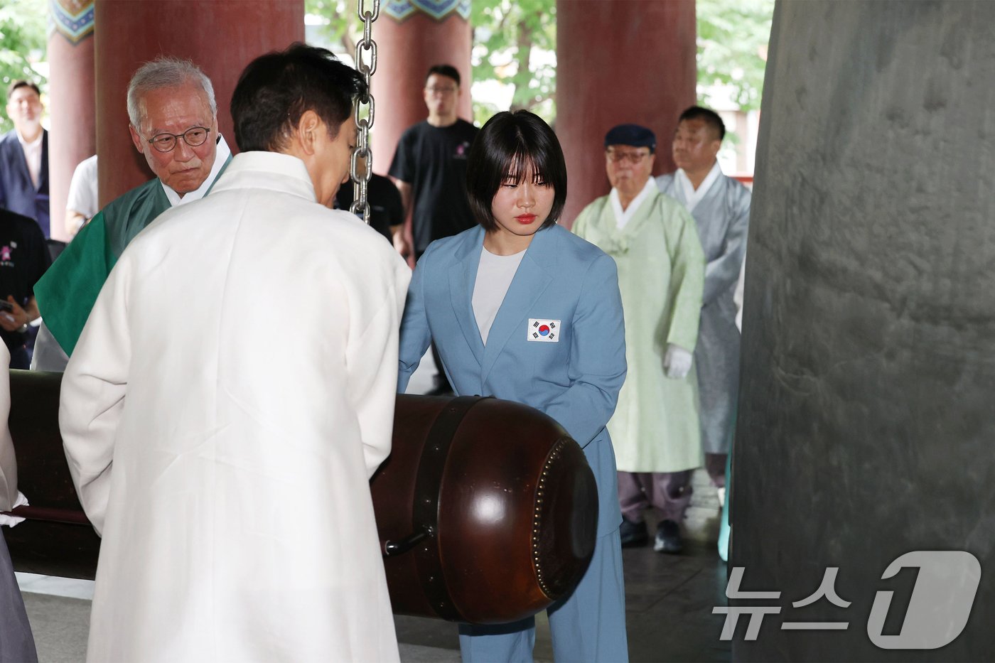 본문 이미지 - 오세훈 서울시장과 독립운동가 고(故) 허석 의사의 5대손이자 파리올림픽 유도 은메달리스트 허미미를 비롯한 독립운동가 후손들이 15일 오전 서울 종로구 보신각에서 열린 '제79주년 광복절 기념 타종식'에서 타종을 하고 있다. (공동취재) 2024.8.15/뉴스1 ⓒ News1 민경석 기자