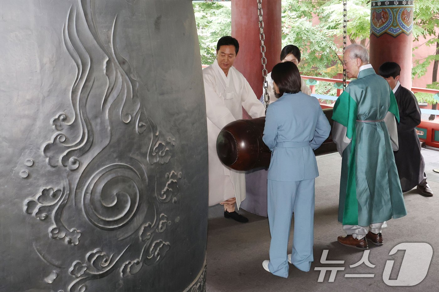 오세훈 서울시장과 독립운동가 고&#40;故&#41; 허석 의사의 5대손이자 파리올림픽 유도 은메달리스트 허미미를 비롯한 독립운동가 후손들이 15일 오전 서울 종로구 보신각에서 열린 &#39;제79주년 광복절 기념 타종식&#39;에서 타종을 하고 있다. &#40;공동취재&#41; 2024.8.15/뉴스1 ⓒ News1 민경석 기자