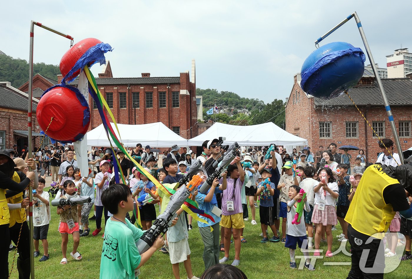 본문 이미지 - 제79주년 광복절을 맞은 15일 오후 서울 서대문구 서대문형무소역사관을 찾은 어린이들이 물총을 쏘며 독립군 전투체험을 하고 있다. 2024.8.15/뉴스1 ⓒ News1 김진환 기자