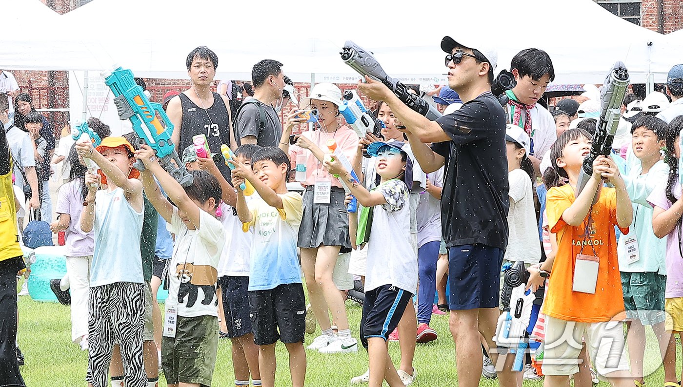 제79주년 광복절을 맞은 15일 오후 서울 서대문구 서대문형무소역사관을 찾은 어린이들이 물총을 쏘며 독립군 전투체험을 하고 있다. 2024.8.15/뉴스1 ⓒ News1 김진환 기자