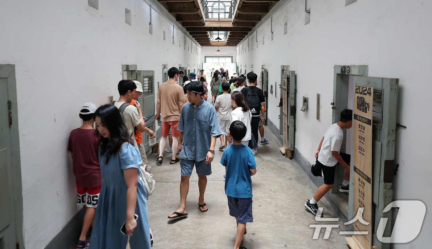 (서울=뉴스1) 김진환 기자 = 제79주년 광복절을 맞은 15일 오후 서울 서대문형무소역사관을 찾은 시민들이 독립운동가들의 흔적이 묻어있는 옥사를 관람하며 애국심을 고취하고 있다. …