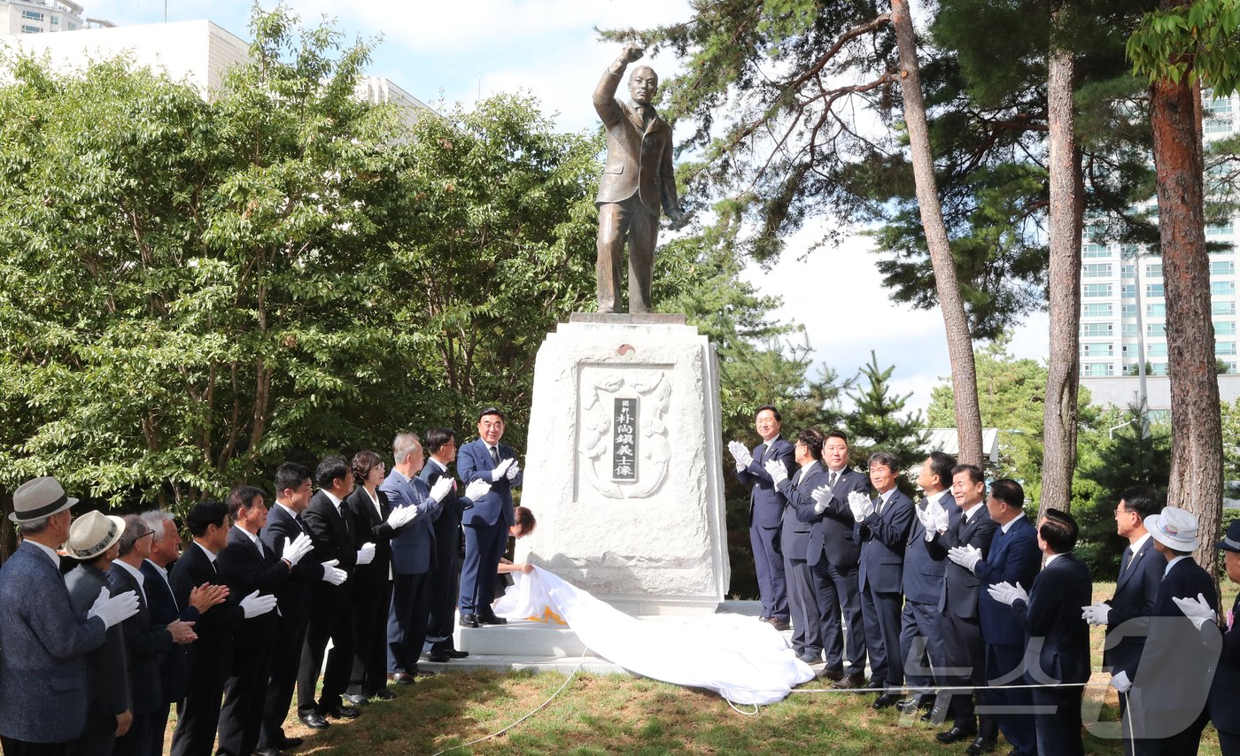 김두겸 울산시장, 남진석 광복회 지부장 및 독립유공자 유족, 김종섭 울산광역시의회 제1부의장, 김기현, 서범수 국회의원, 천창수 교육감, 이윤철 울산상공회의소 회장, 이순희 울산보훈지청장 및 내빈들이 달동문화공원내 고헌 박상진 의사 동상 제막식을 하고 있다.  &#40;울산시 제공&#41;