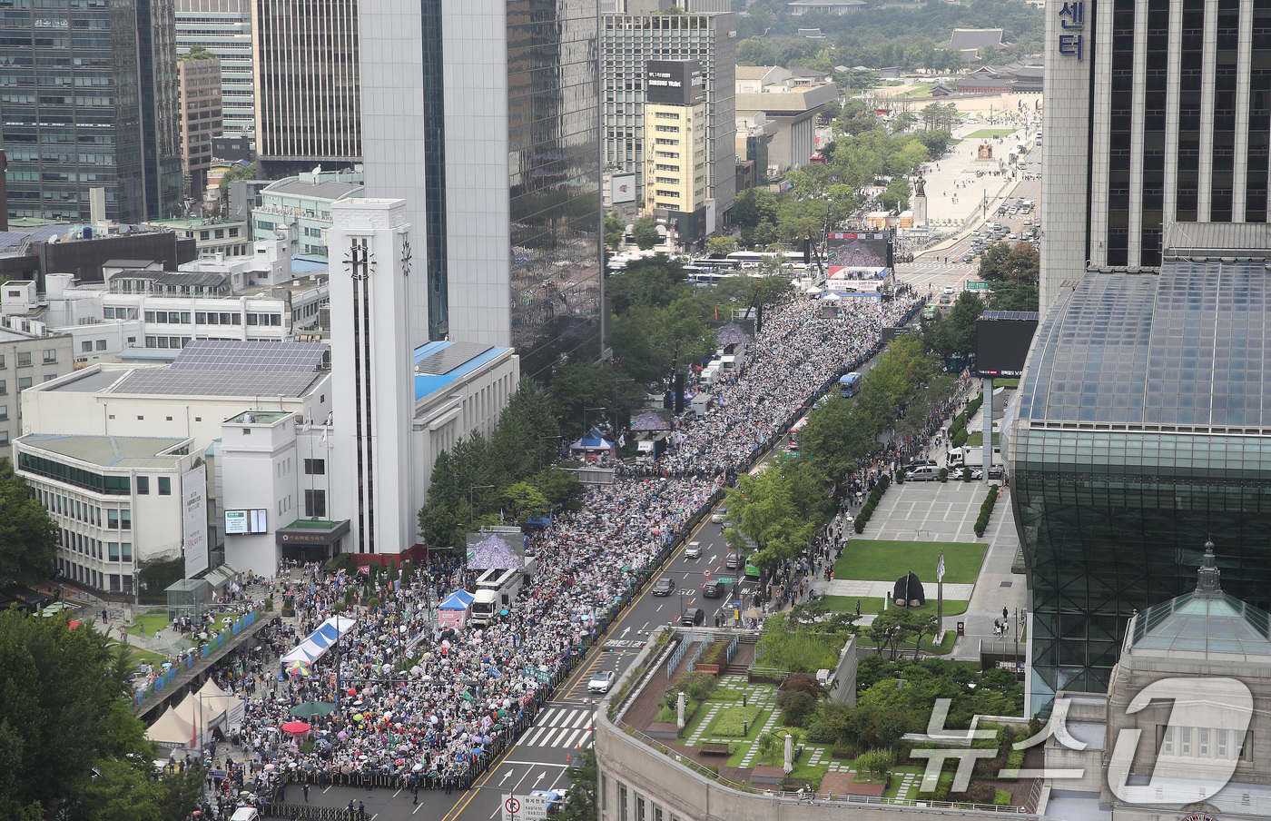 (서울=뉴스1) 임세영 기자 = 제79주년 광복절인 15일 오후 서울 세종대로 서울광장 일대에서 보수단체와 전국의대학부모연합 등의 대규모 집회로 일부차로가 통제되고 있다. 2024 …