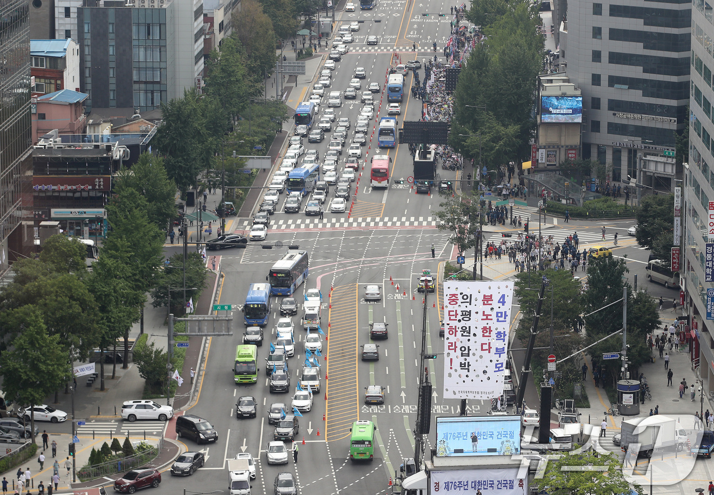 (서울=뉴스1) 임세영 기자 = 제79주년 광복절인 15일 오후 서울 세종대로 서울광장 일대에서 보수단체와 전국의대학부모연합 등의 대규모 집회로 일부차로가 통제되고 있다. 2024 …