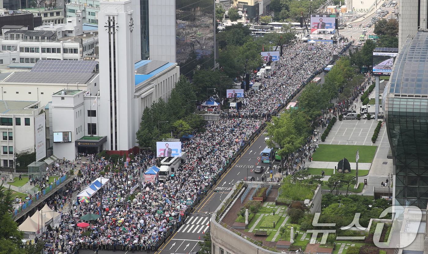 (서울=뉴스1) 임세영 기자 = 제79주년 광복절인 15일 오후 서울 세종대로 서울광장 일대에서 보수단체와 전국의대학부모연합 등의 대규모 집회로 일부차로가 통제되고 있다. 2024 …