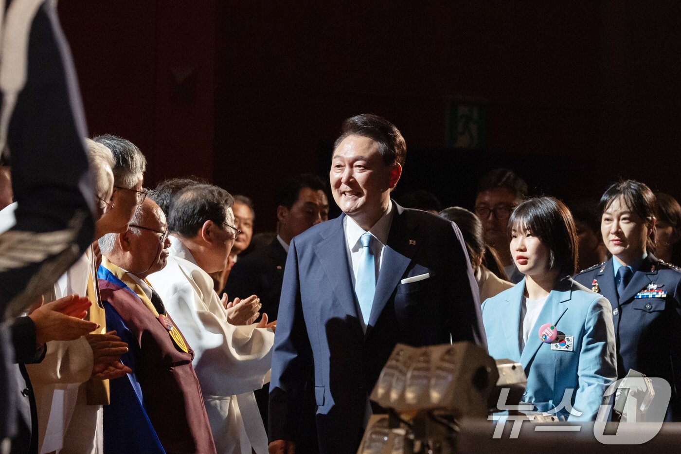 윤석열 대통령이 15일 서울 종로구 세종문화회관에서 열린 제79주년 광복절 경축식에 파리올림픽 양궁 금메달리스트 유도 은메달리스트 허미미, 한국형 전투기 개발사업 총괄 조은애 중령 등과 함께 입장하고 있다. &#40;대통령실 제공&#41; 2024.8.15/뉴스1 ⓒ News1 송원영 기자