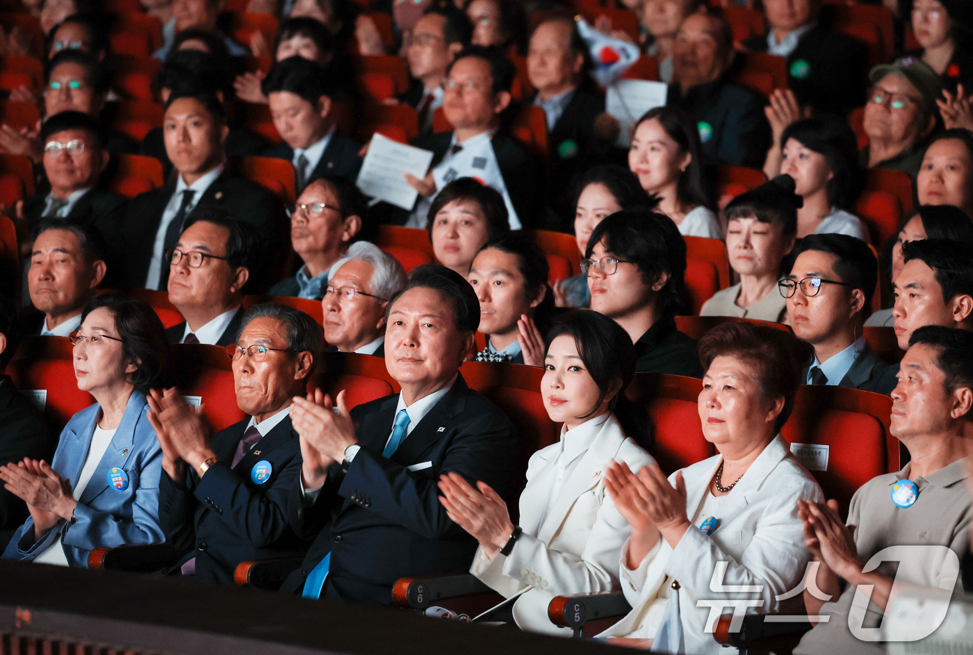 (서울=뉴스1) 송원영 기자 = 윤석열 대통령과 김건희 여사가 15일 서울 종로구 세종문화회관에서 열린 제79주년 광복절 경축식에서 박수를 치고 있다. (대통령실 제공) 2024. …