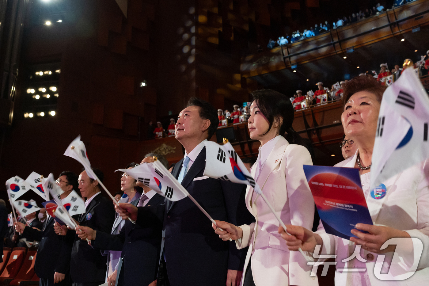 (서울=뉴스1) 송원영 기자 = 윤석열 대통령과 김건희 여사가 15일 서울 종로구 세종문화회관에서 열린 제79주년 광복절 경축식에서 태극기를 흔들고 있다. (대통령실 제공) 202 …