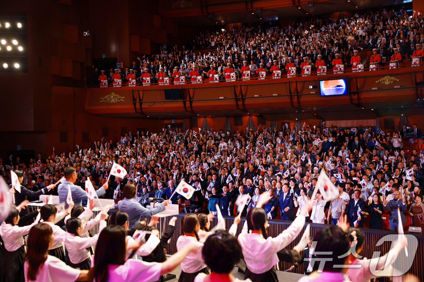 윤석열 대통령과 김건희 여사 등이 15일 서울 종로구 세종문화회관에서 열린 제79주년 광복절 경축식에서 만세삼창을 하고 있다. &#40;대통령실 제공&#41; 2024.8.15/뉴스1 ⓒ News1 송원영 기자