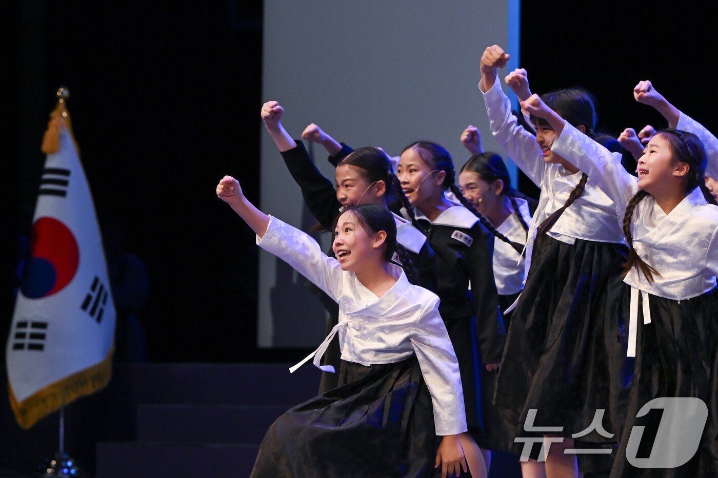 본문 이미지 - 지난해 8월 15일 서울 종로구 세종문화회관에서 열린 제79주년 광복절 경축식에서 어린이합창단이 공연을 하고 있다. &#40;대통령실 제공&#41; 2024.8.15/뉴스1 ⓒ News1 송원영 기자