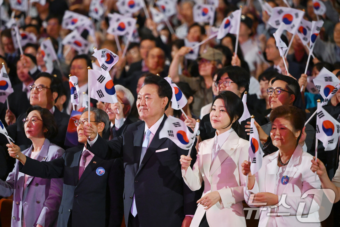 (서울=뉴스1) 송원영 기자 = 윤석열 대통령과 김건희 여사가 15일 서울 종로구 세종문화회관에서 열린 제79주년 광복절 경축식에서 태극기를 흔들고 있다. (대통령실 제공) 202 …