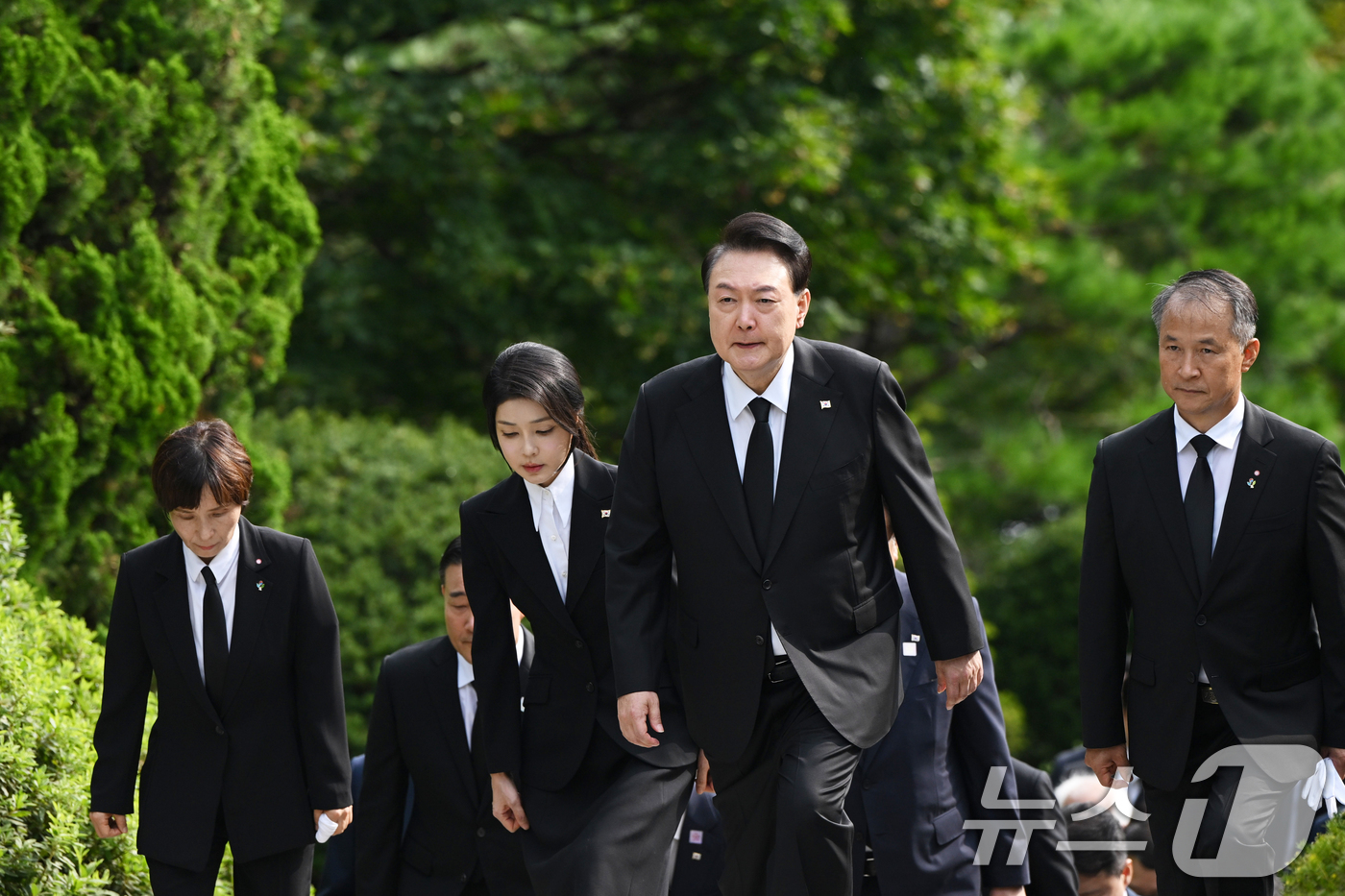 (서울=뉴스1) 송원영 기자 = 윤석열 대통령과 부인 김건희 여사가 15일 육영수 여사 서거 50주기를 맞아 서울 동작구 국립서울현충원 내 육영수 여사 묘역을 참배를 위해 이동하고 …