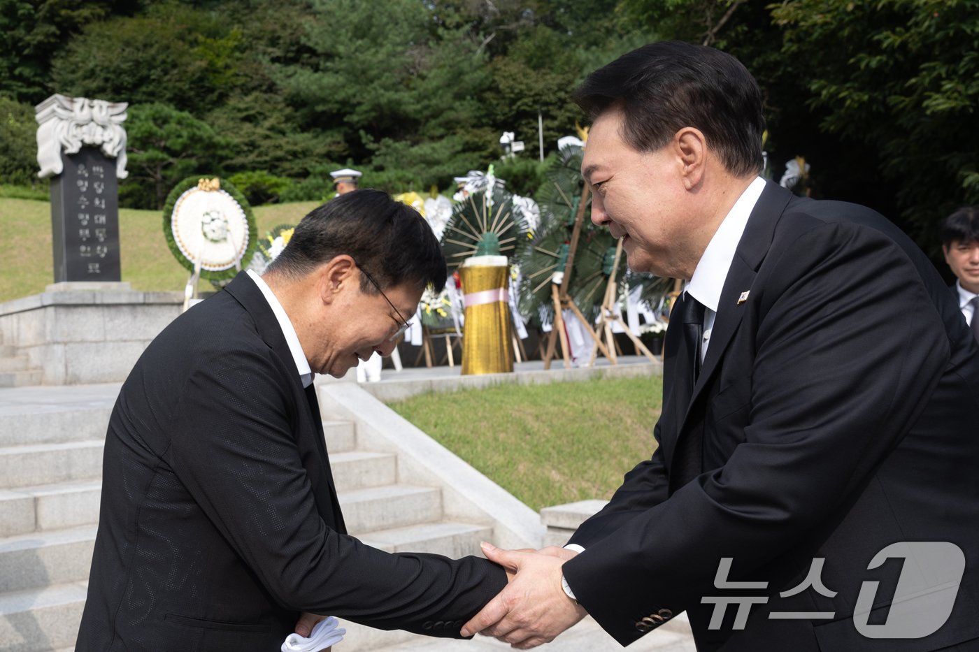 윤석열 대통령이 15일 육영수 여사 서거 50주기를 맞아 서울 동작구 국립서울현충원 내 육영수 여사 묘역을 찾아 유족인 박지만 회장과 인사하고 있다. &#40;대통령실 제공&#41; 2024.8.15/뉴스1 ⓒ News1 송원영 기자