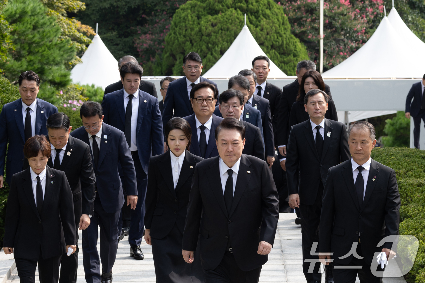 (서울=뉴스1) 송원영 기자 = 윤석열 대통령과 부인 김건희 여사가 15일 육영수 여사 서거 50주기를 맞아 서울 동작구 국립서울현충원 내 육영수 여사 묘역을 참배하기 위해 이동하 …