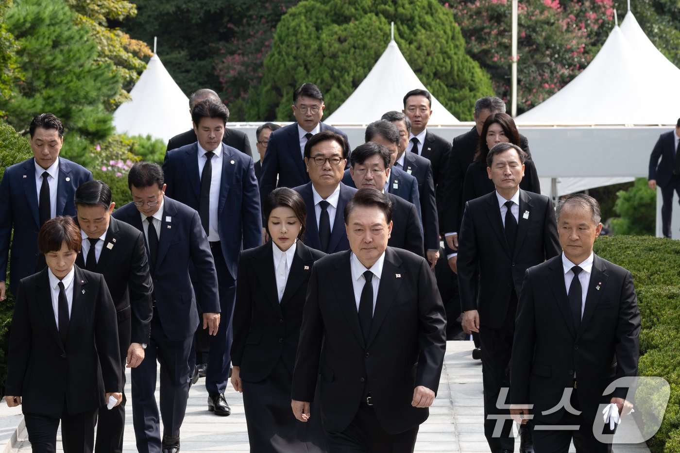 윤석열 대통령과 부인 김건희 여사가 15일 육영수 여사 서거 50주기를 맞아 서울 동작구 국립서울현충원 내 육영수 여사 묘역을 참배하기 위해 이동하고 있다. &#40;대통령실 제공&#41; 2024.8.15/뉴스1 ⓒ News1 송원영 기자