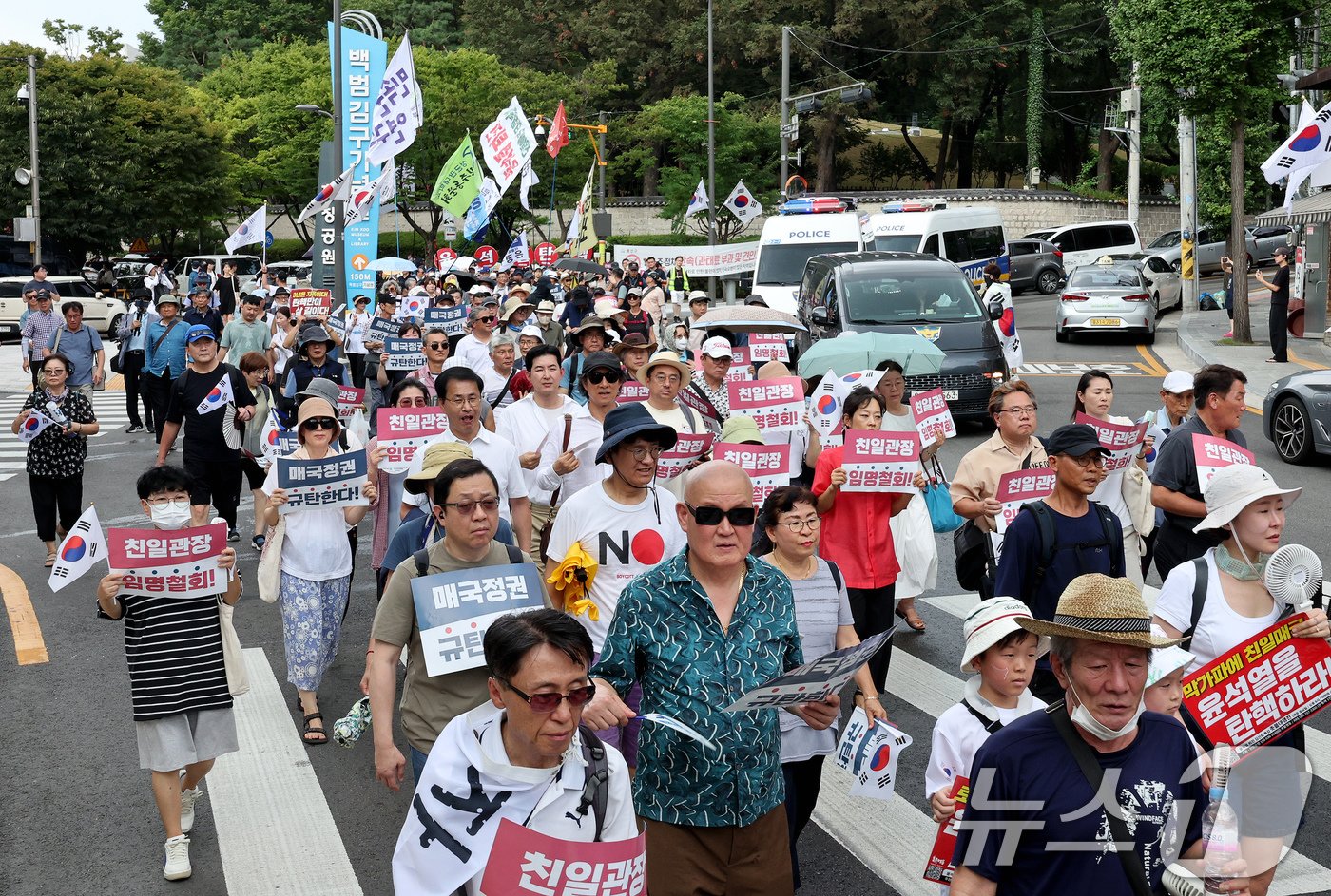 시민사회단체 관계자들이 15일 오후 서울 용산구 효창공원 삼의사 묘역에서 열린 &#39;국민과 함께하는 제79주년 광복절 기념식&#39;을 마친 뒤 김형석 독립기념관장 임명 철회 및 정권 퇴진을 촉구하는 행진을 하고 있다. 2024.8.15/뉴스1 ⓒ News1 장수영 기자