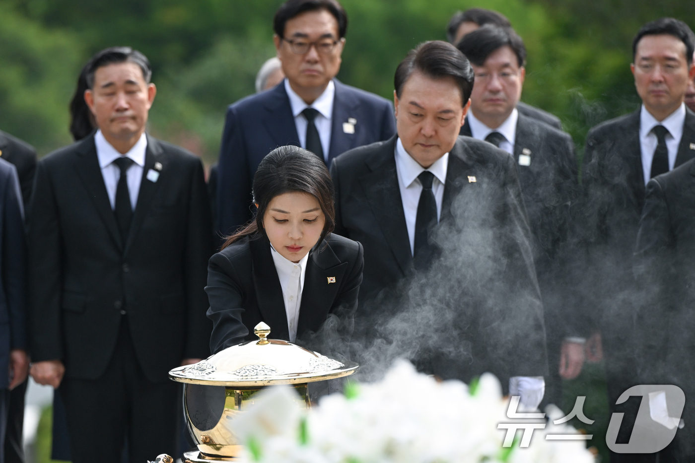 (서울=뉴스1) 송원영 기자 = 윤석열 대통령과 부인 김건희 여사가 15일 육영수 여사 서거 50주기를 맞아 서울 동작구 국립서울현충원 내 육영수 여사 묘역을 찾아 헌화와 분향을 …