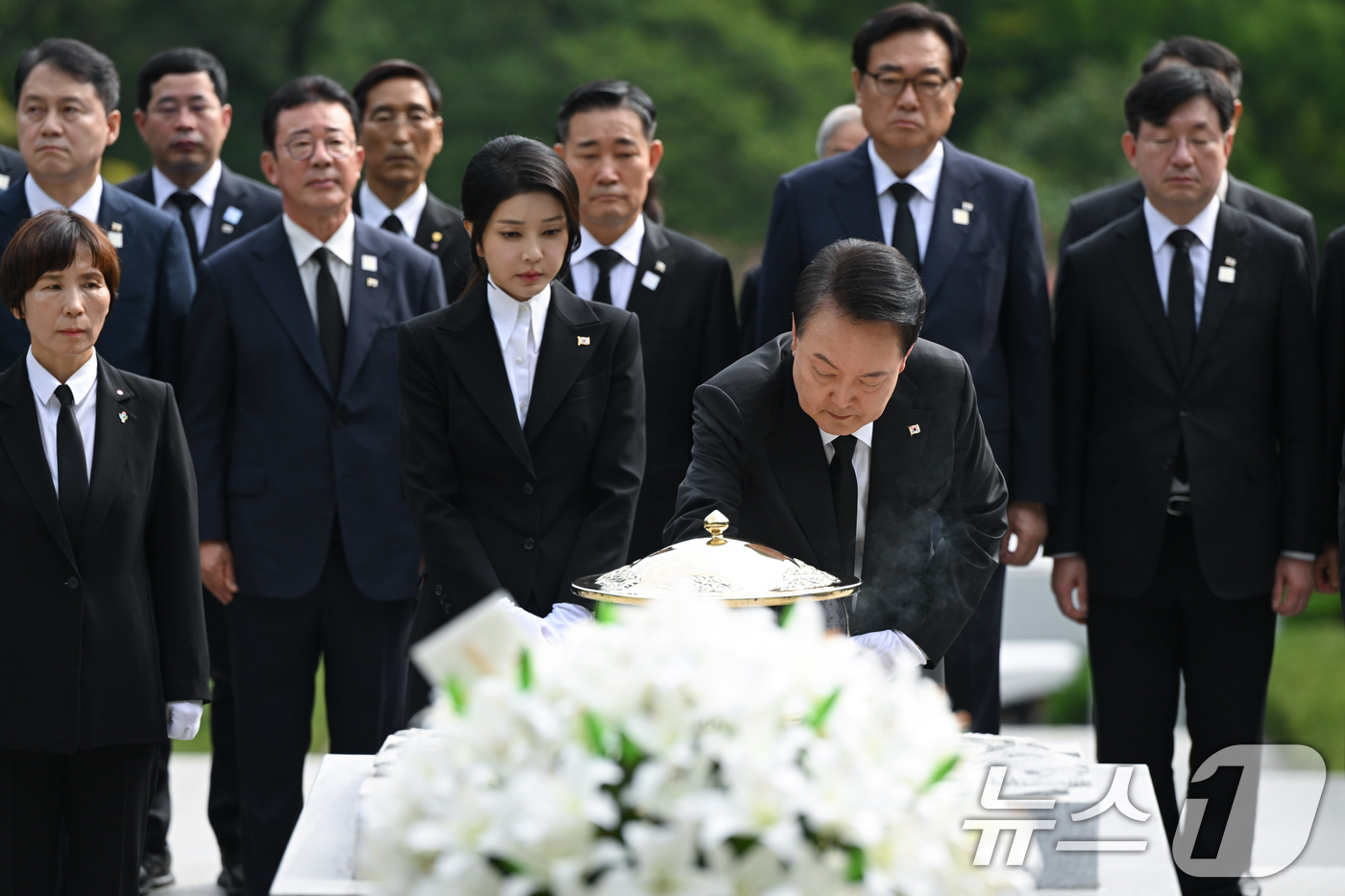 (서울=뉴스1) 송원영 기자 = 윤석열 대통령과 부인 김건희 여사가 15일 육영수 여사 서거 50주기를 맞아 서울 동작구 국립서울현충원 내 육영수 여사 묘역에서 헌화와 분향을 하고 …