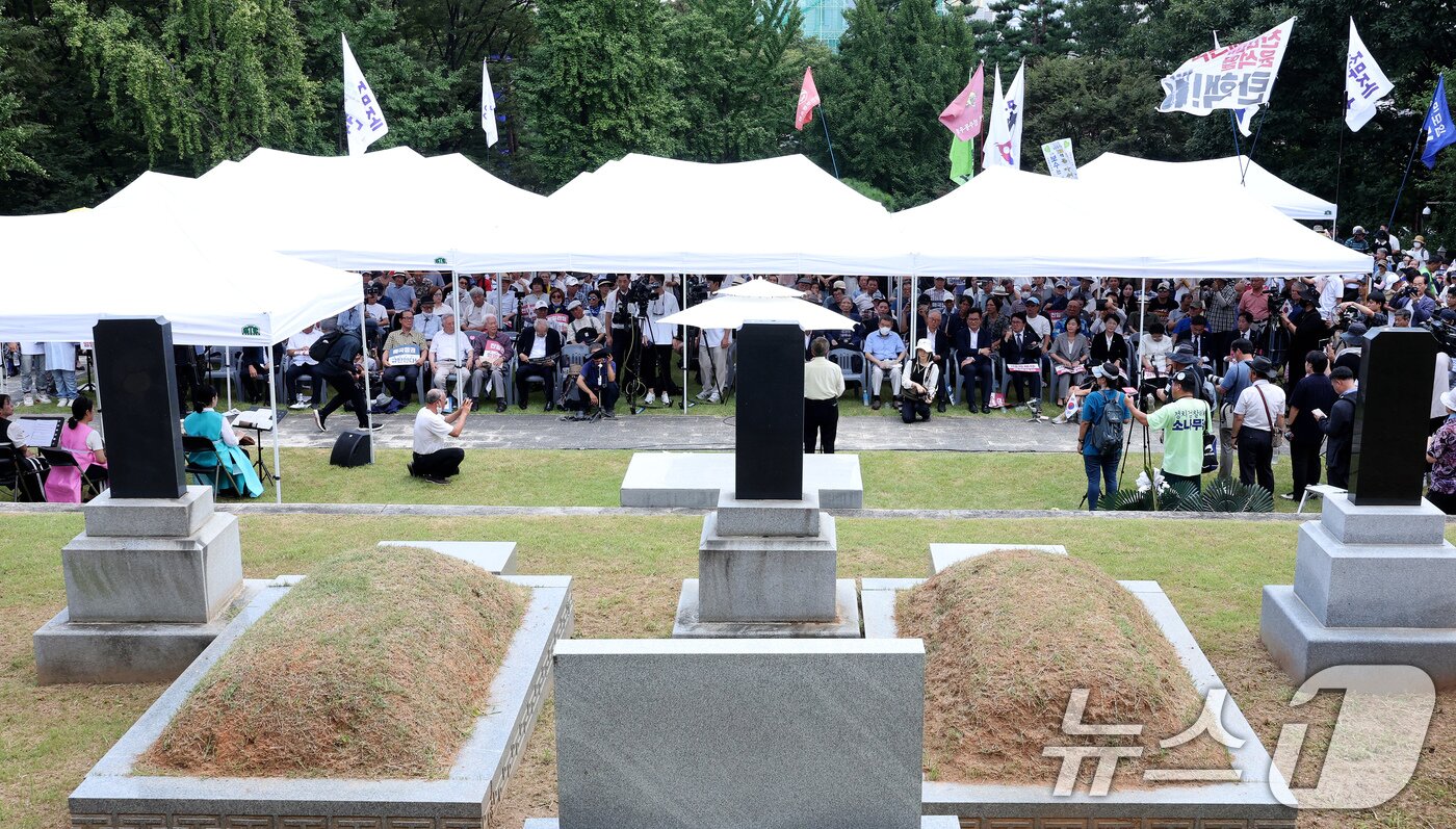본문 이미지 - 시민사회단체 관계자들이 15일 오후 서울 용산구 효창공원 삼의사 묘역에서 열린 &#39;국민과 함께하는 제79주년 광복절 기념식&#39;을 하고 있다. 2024.8.15/뉴스1 ⓒ News1 장수영 기자