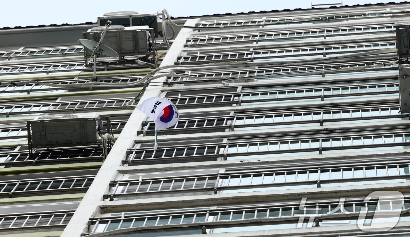 본문 이미지 - 지난해 8월 15일 서울 강서구 한 아파트 단지 일부 세대에 태극기가 게양돼 있다. 2024.8.15/뉴스1 ⓒ News1 김명섭 기자