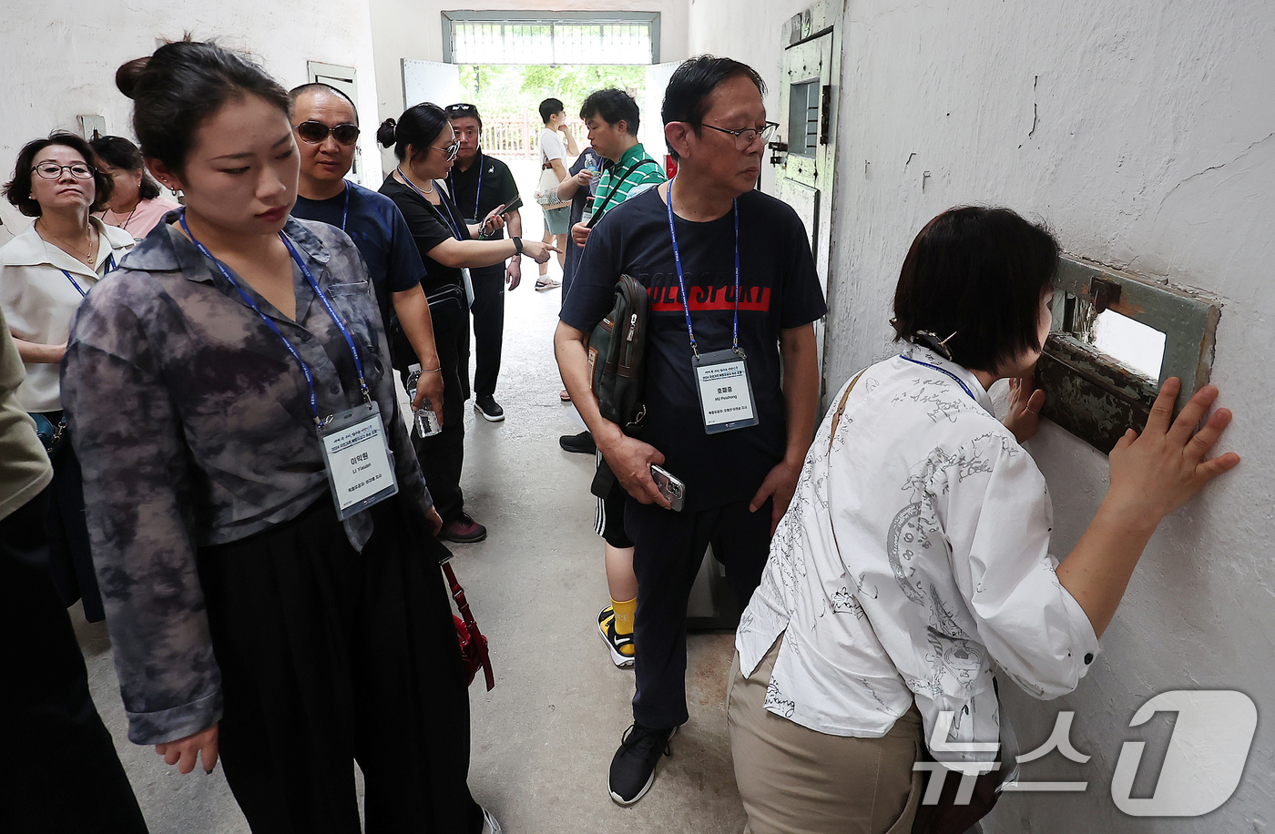 (서울=뉴스1) 김진환 기자 = 국외거주 독립유공자 후손들이 제79주년 광복절인 15일 오후 서울 서대문형무소역사관을 방문해 가이드의 설명을 들으며 옥사를 둘러보고 있다.이번 행사 …