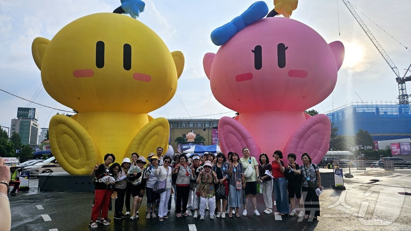 본문 이미지 - 대전행 관광열차인 국악와인열차를 이용해 15일 대전을 찾은 수도권 관광객들이 0시 축제장 미래존에 설치된 대형 꿈돌이·꿈순이 조형물 앞에서 기념 사진을 찍고 있다.&#40;대전시 제공&#41;/뉴스1 ⓒ News1 김경훈 기자