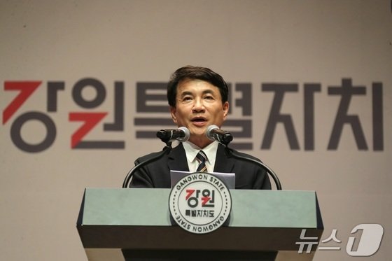 본문 이미지 - 강원도가 15일 강원대 백령아트센터에서 연 제79주년 광복절 경축식에서 김진태 강원도지사가 경축사를 하고 있다.(강원특별자치도 제공) 2024.8.15/뉴스1